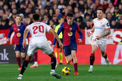 برشلونة وإشبيلية.. سلسلة من 9 مباريات بدون هزيمة في ملعب بيزخوان